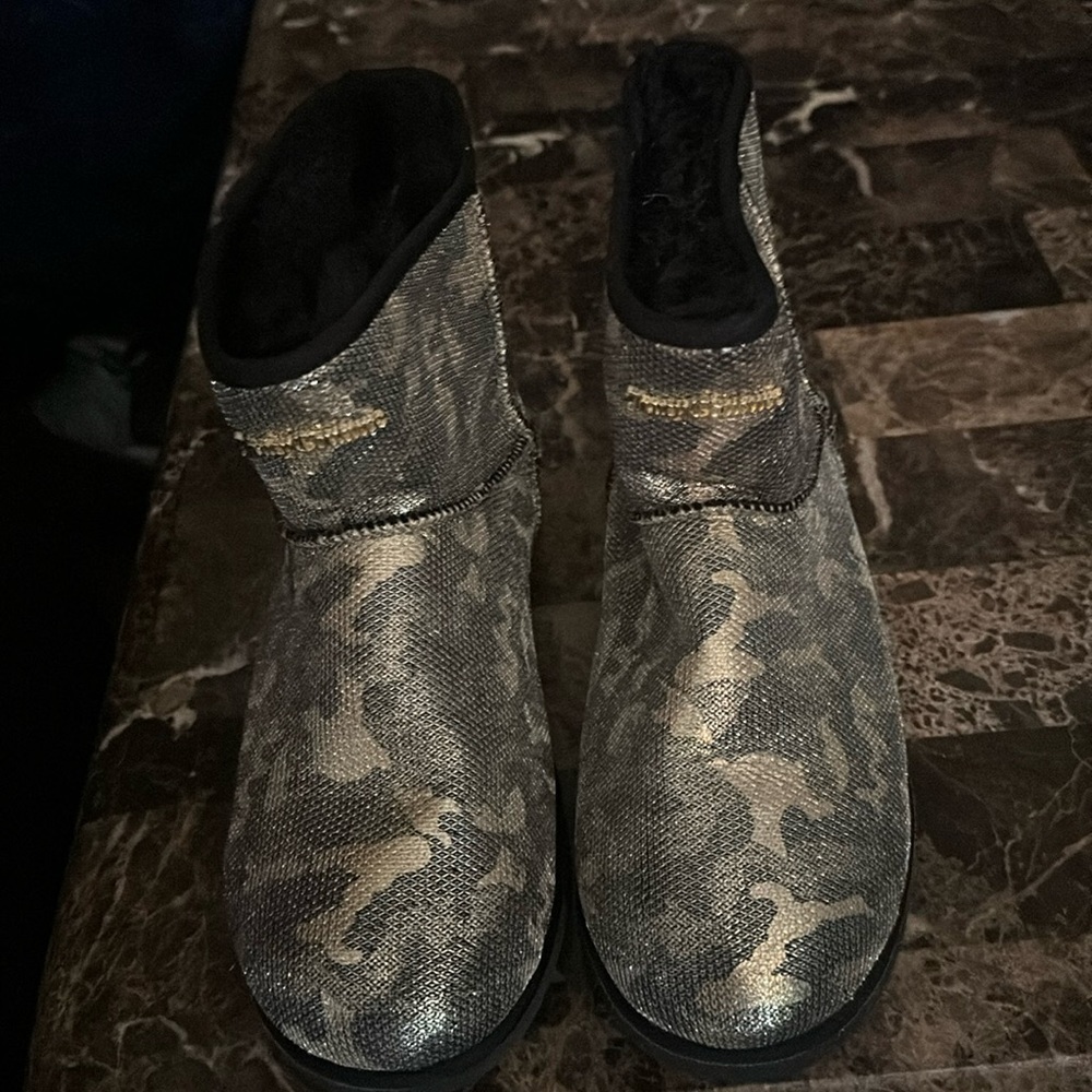Juicy couture camo boots with soft fur 7 M